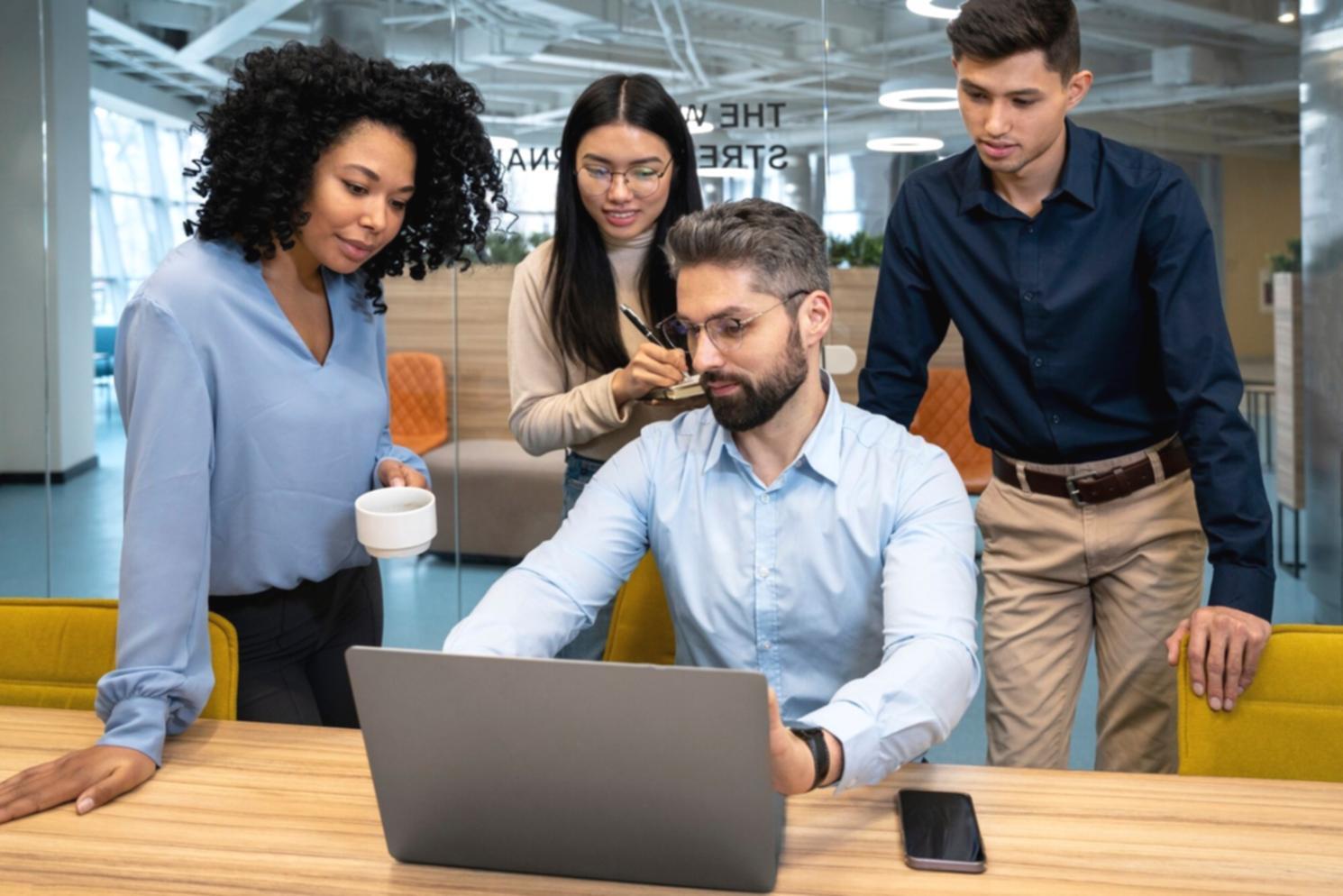 Finanzanalyst bei der Arbeit mit Diagrammen und Berechnungen