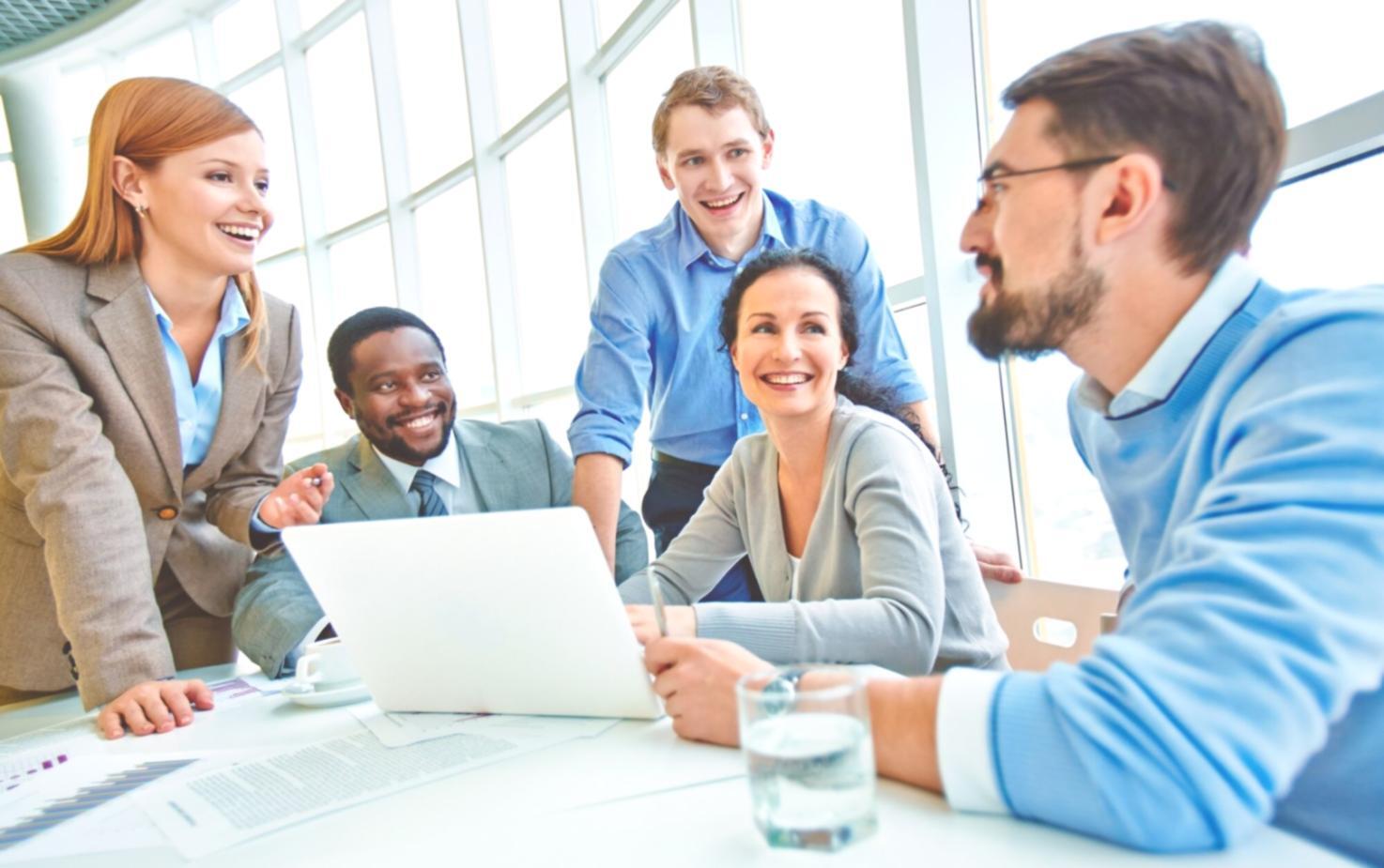 Finanzschulung in modernem Seminarraum mit Teilnehmern