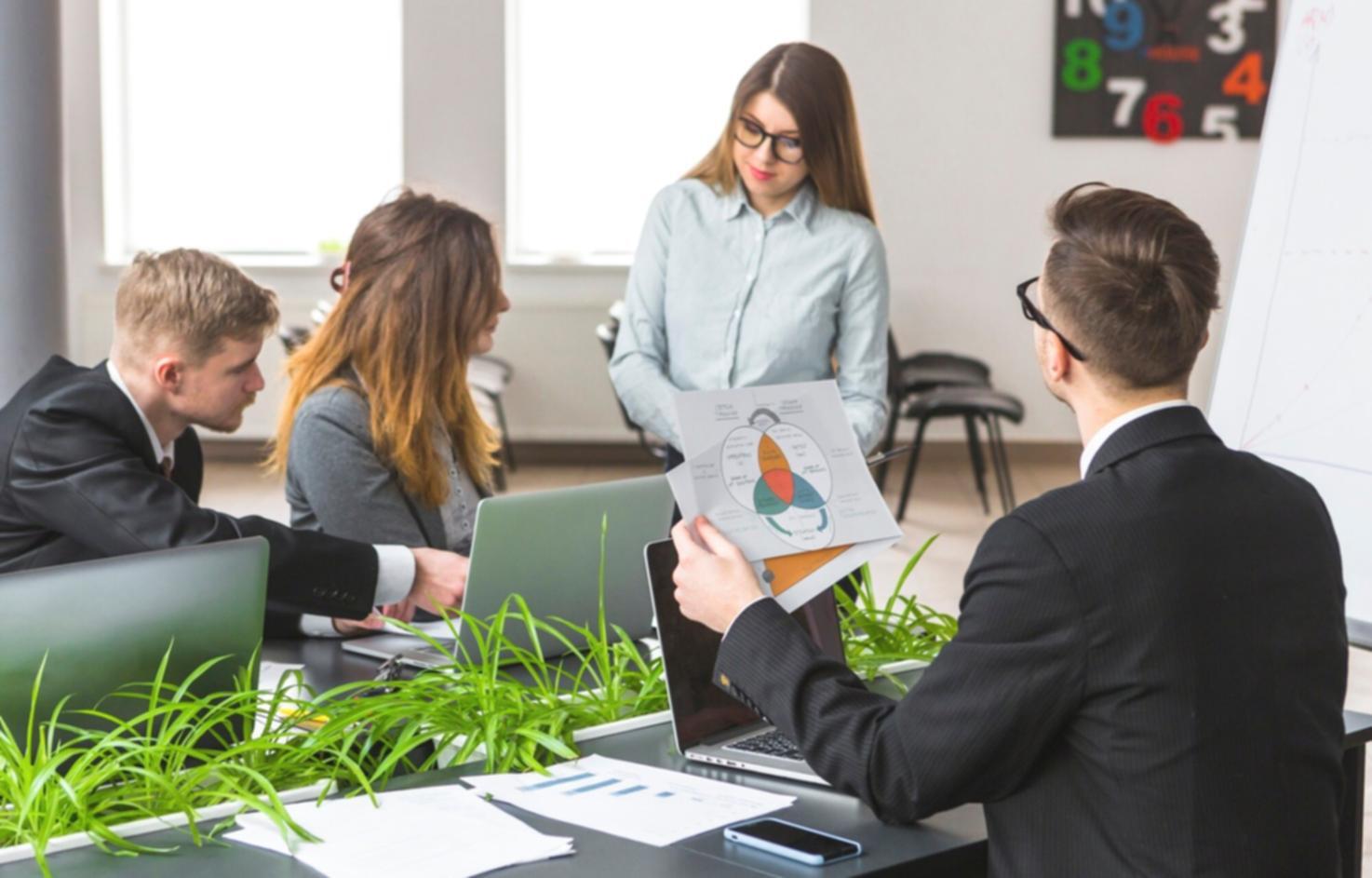 Finanzanalyst erklärt Diagramme am Whiteboard